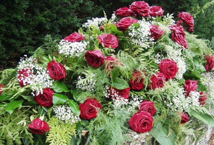 roses funeral flowers